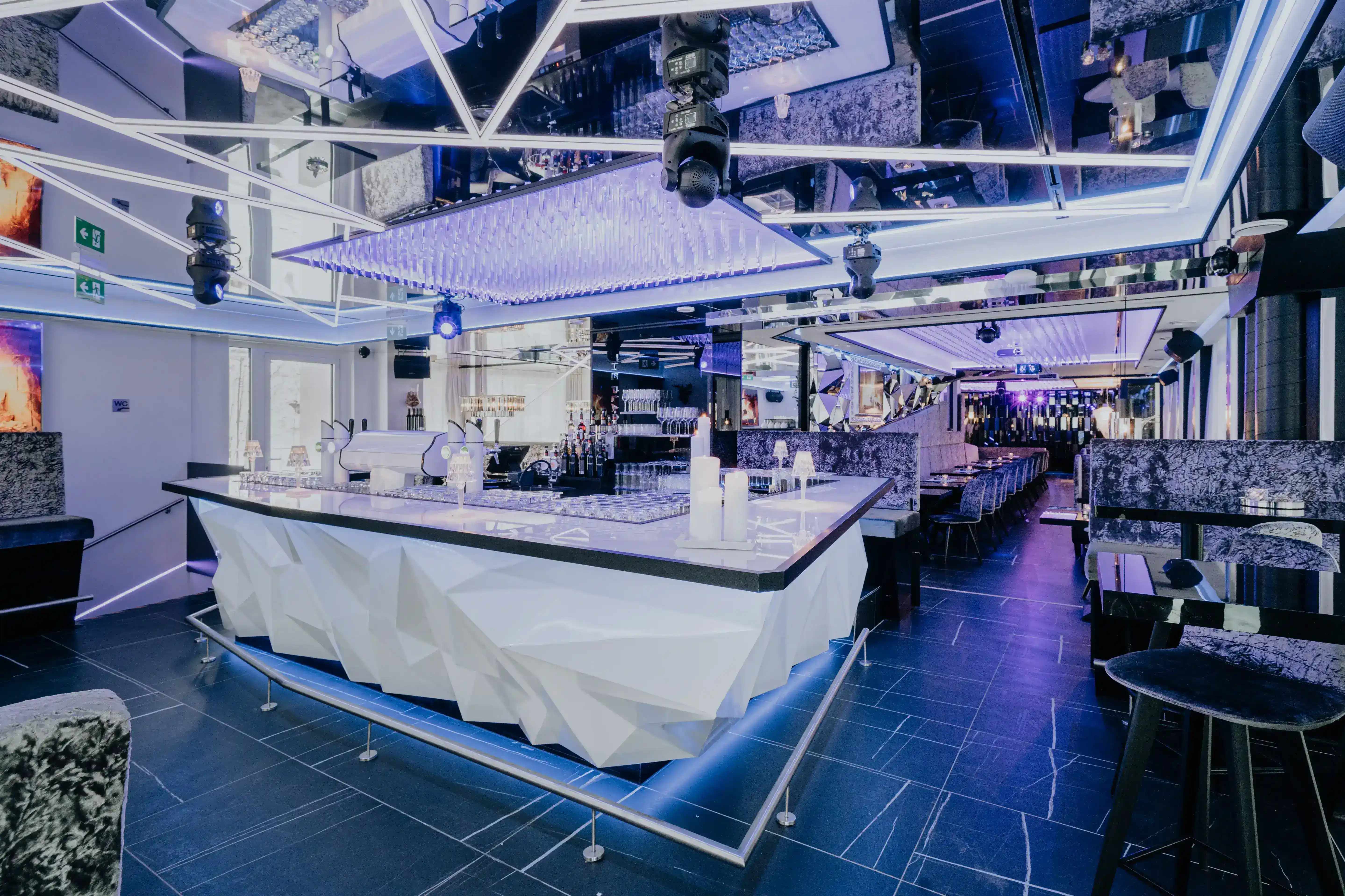 Hotelreinigung Salzburg – Exklusive Lounge und Bar perfekt gepflegt