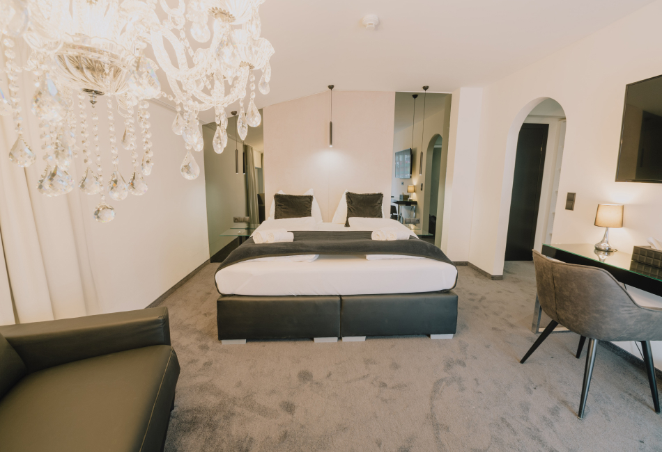 Luxus Suite Reinigung Salzburg – Edle Suite mit Kronleuchter